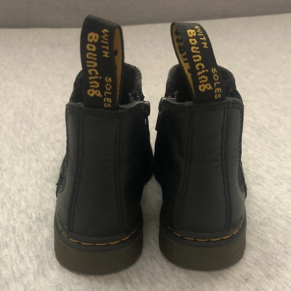Dr. Martens Kids 2976T Chelsea Softy T Leather Boots Size: US 9 EUR 26